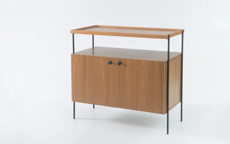 ARMÁRIO BUFFET 2 PORTAS COM TAMPO BANDEJA DE MADEIRA E PÉS DE METAL TRAY MDF FREIJÓ 82,5X41,5X75 CM