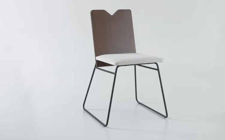 CADEIRA DE METAL COM ASSENTO ESTOFADO BEND 05 VERNIZ CAPUCCINO E TEC. 003 ALGODÃO OFF WHITE 51X51X81 CM