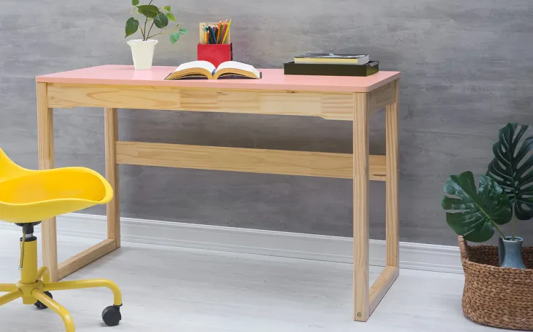 MESA DE ESTUDO OLGA ACABAMENTO VERNIZ NATURAL E TAMPO ROSA BEBÊ 121X51,3X75 CM 