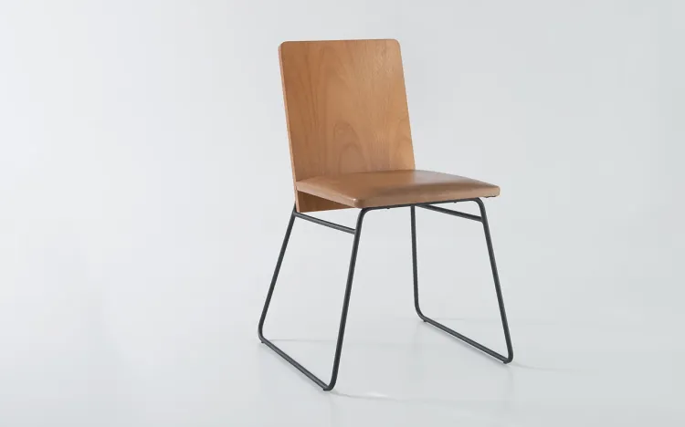 CADEIRA METAL ESTOFADA BEND 06 VERNIZ JATOBÁ E TEC. 029 COURO SINTÉTICO CARAMELO 51X51X81 CM