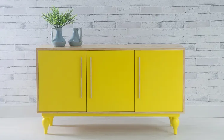 ARMÁRIO BUFFET COM PÉS TORNEADOS 3 PORTAS SIDERAL NATURAL E AMARELO 133X40X79,5 CM 