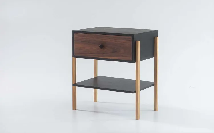 MESA DE CABECEIRA PRETA NASH MDF PRETO COM PAU FERRO E PÉS TAUARI 54X37X60 CM