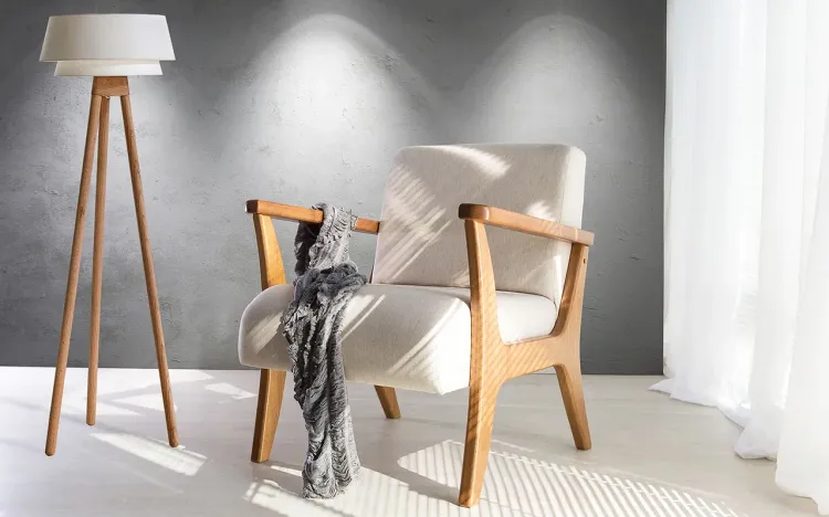 POLTRONA ESTOFADA COM BRAÇOS PARA SALA RÉGIA AMENDOA 70X70X77 CM