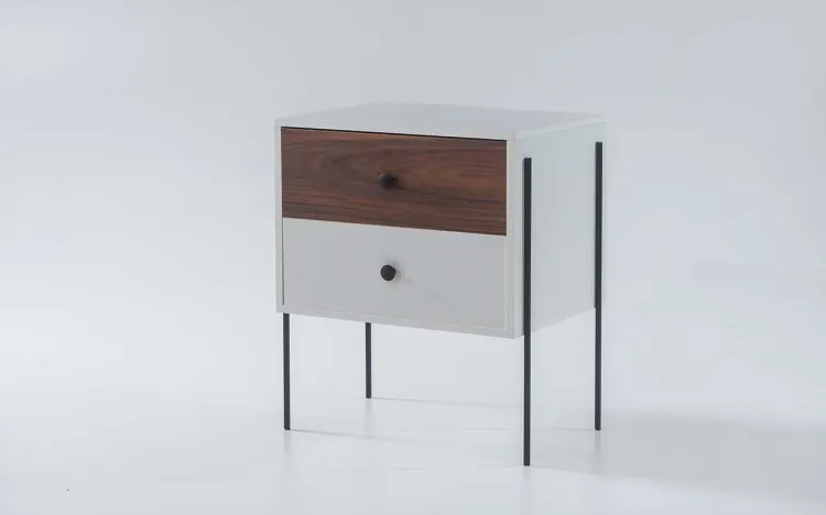 MESA DE CABECEIRA BRANCA 2 GAVETAS NASH MDF BRANCO COM PAU FERRO E PÉS METAL 52X37X60 CM