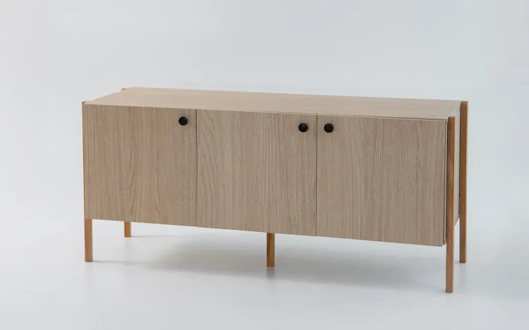 RACK PEQUENO PARA SALA 3 PORTAS NASH MDF CARVALHO E PÉS DE MADEIRA TAUARI 124X41,5X56 CM