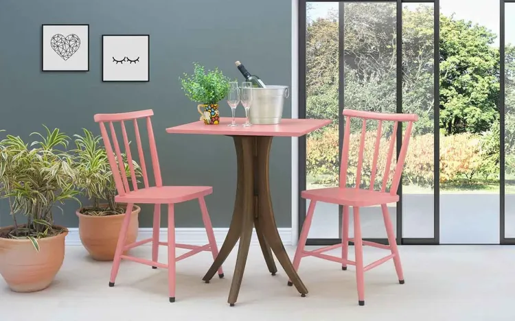CONJUNTO MESA BISTRÔ QUADRADA COM 2 CADEIRAS JULIETTE VERNIZ NOGUEIRA E ROSA CORAL