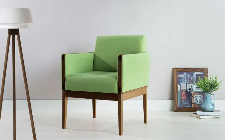 POLTRONA PARA SALA COM BRAÇOS PÉS DE MADEIRA ESTOFADA COR VERDE - VERNIZ CAPUCCINO \ TEC. 942 - MARISCAL - 62X64X83 CM
