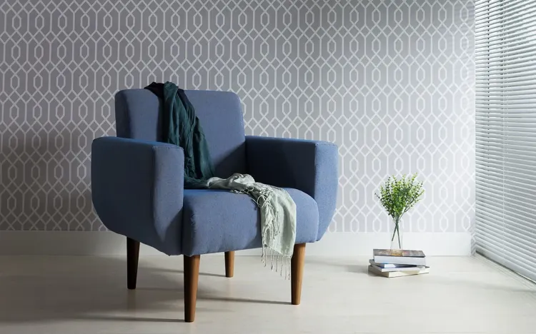 POLTRONA PARA SALA COM BRAÇOS PÉS DE MADEIRA ESTOFADA COR AZUL CLARO - CAPUCCINO \ TEC 930 - LIRIO - 80X76X84 CM
