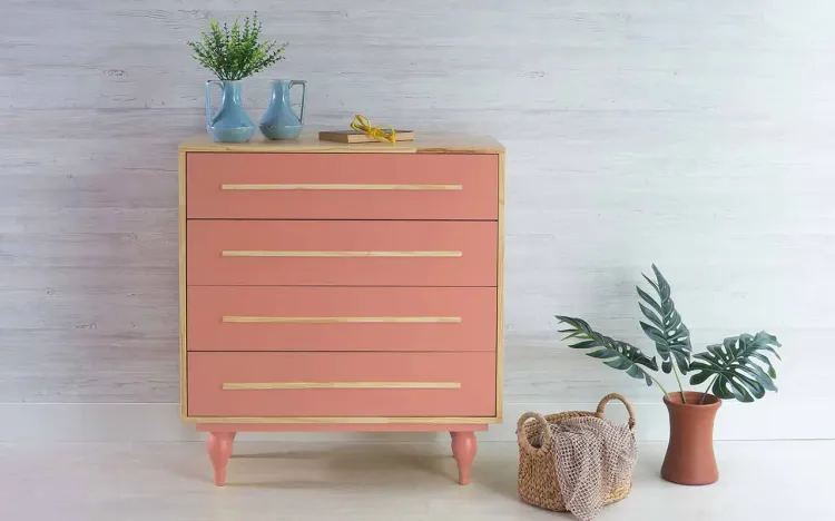 CÔMODA GRANDE 4 GAVETAS DE MADEIRA MACIÇA RETRÔ SIDERAL NATURAL E ROSA CORAL 90X40X98CM