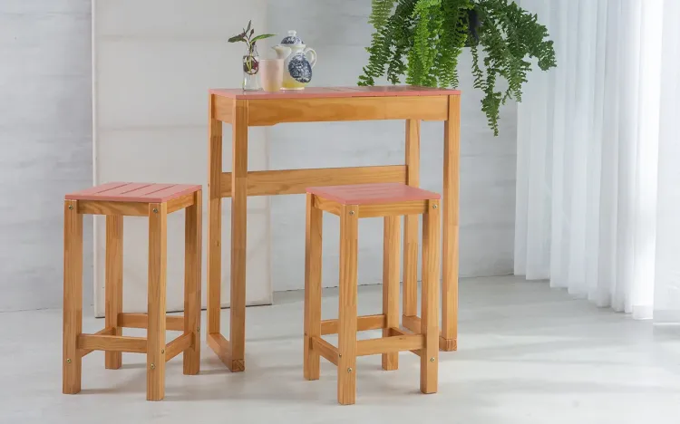 CONJUNTO BISTRÔ ALTO DE MADEIRA MACIÇA TAEDA NOZES COM TAMPO COLORIDO OLGA VERNIZ NÓZES E ROSA CORAL 80CM