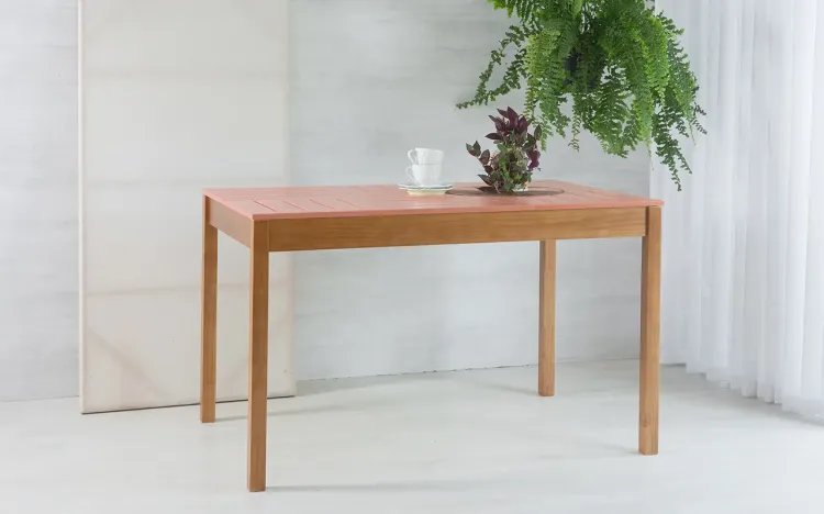 MESA PARA SALA DE JANTAR MADEIRA MACIÇA TAEDA COM TAMPO COLORIDO OLGA VERNIZ CAPUCCINO E ROSA CORAL 120X80X75CM