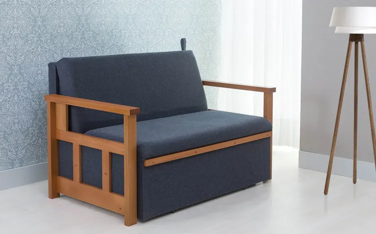 SOFÁ CAMA PEQUENO CASAL DE MADEIRA AKRO - BICAMA DE MADEIRA VERNIZ MEL TECIDO CHUMBO - 128X90X85CM