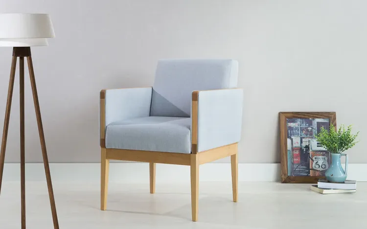 POLTRONA PARA QUARTO - POLTRONA INDIVIDUAL DE MADEIRA ESTOFADA COR CINZA CLARO  - VERNIZ AMENDOA \ TEC.915 - MARISCAL - 62X64X83 CM