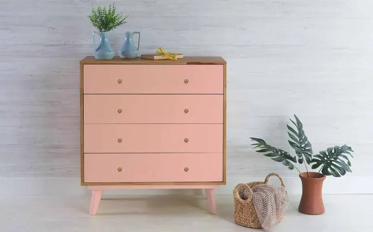 CÔMODA DE BEBÊ DE MADEIRA MACIÇA RETRÔ 4 GAVETAS CELESTE PUXADOR BOLINHA NÓZES E ROSA BEBÊ 90X40X98CM