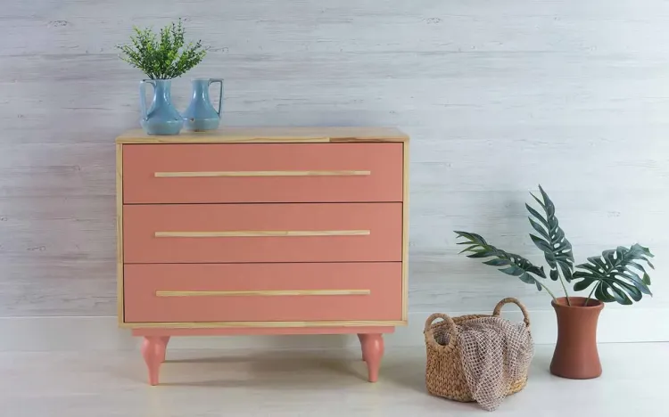 CÔMODA DE MADEIRA MACIÇA 3 GAVETAS RETRÔ SIDERAL NATURAL E ROSA CORAL 90X40X79,5CM