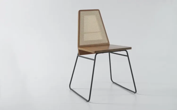 CADEIRA COM METAL E MADEIRA BEND 02 VERNIZ AMÊNDOA E RATTAN 51X51X81 CM