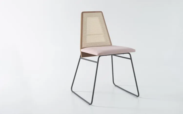 CADEIRA ENCOSTO PALHA E BASE DE METAL BEND 02 VERNIZ AMÊNDOA E TEC. 315 ROSA 51X51X81 CM