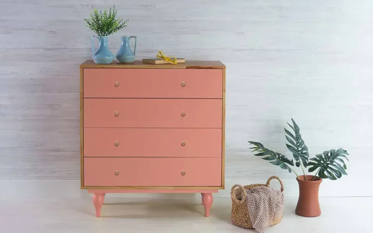 CÔMODA GRANDE 4 GAVETAS DE MADEIRA MACIÇA RETRÔ SIDERAL PUXADOR BOLINHA NÓZES E ROSA CORAL 90X40X98CM
