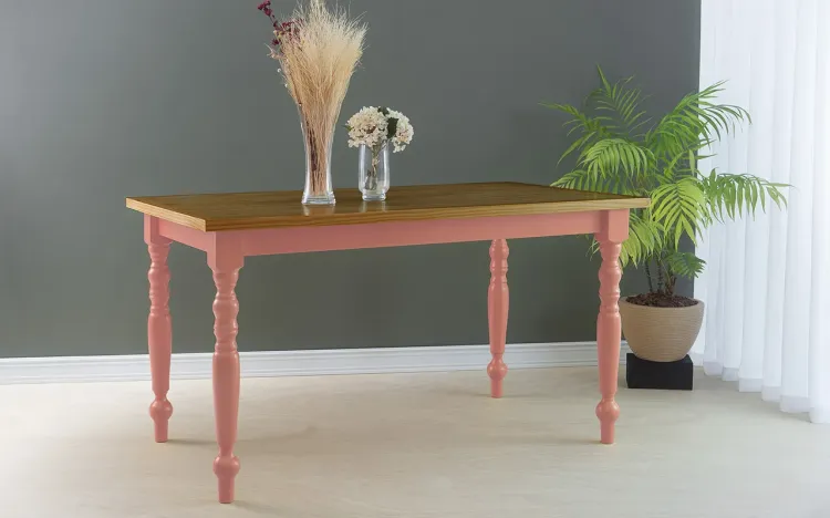 MESA DE MADEIRA MACIÇA TORNEADA CAMPESINA 140X80X75 CM TAMPO CAPUCCINO PÉS LACA ROSA CORAL
