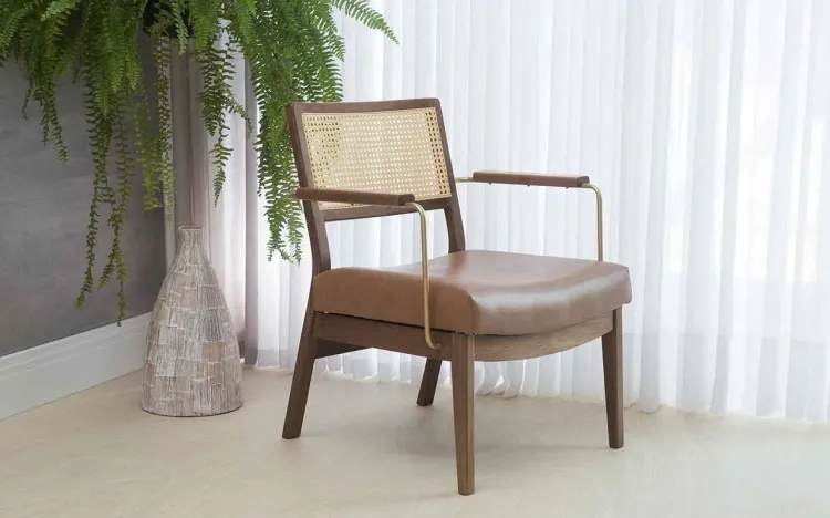 POLTRONA PARA SALA DE COURO SINTÉTICO MARROM LAVANDA AÇO DOURADO VERNIZ CAPUCCINO TEC.1210 MARROM 63,5X64X78 CM