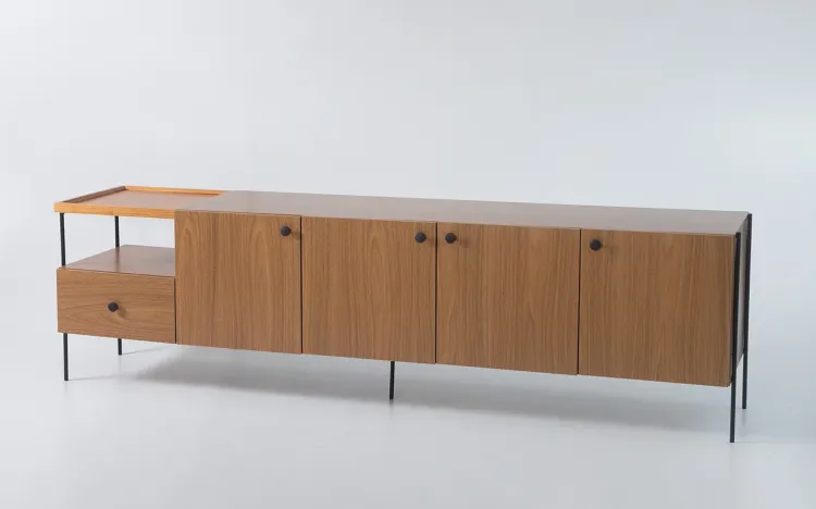 RACK DE  SALA DE TV COM PÉS DE METAL 4 PORTAS E GAVETA TRAY MDF FREIJÓ 202,5X41,5X56 CM