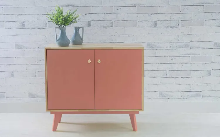 BALCÃO BUFFET COM PRATELEIRA E 2 PORTAS PUXADOR BOLINHA CELESTE NATURAL E ROSA CORAL 90X40X79,5 CM