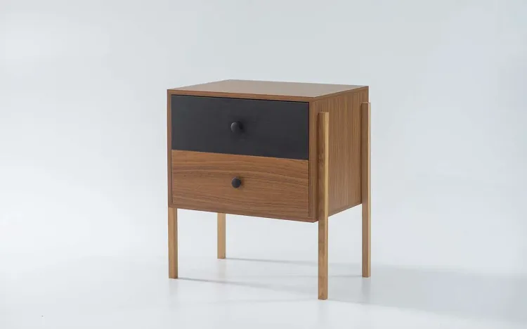 MESA DE CABECEIRA COM GAVETA NASH MDF FREIJÓ COM PRETO E PÉS TAUARI 54X37X60 CM