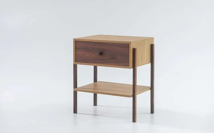 MESA DE CABECEIRA PEQUENA NASH MDF DUAL COM PAU FERRO E PÉS IMBUIA 54X37X60 CM