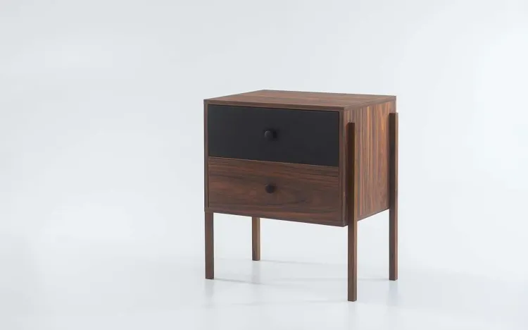 MESA DE CABECEIRA 2 GAVETAS NASH MDF PAU FERRO COM PRETO E PÉS IMBUIA 54X37X60 CM