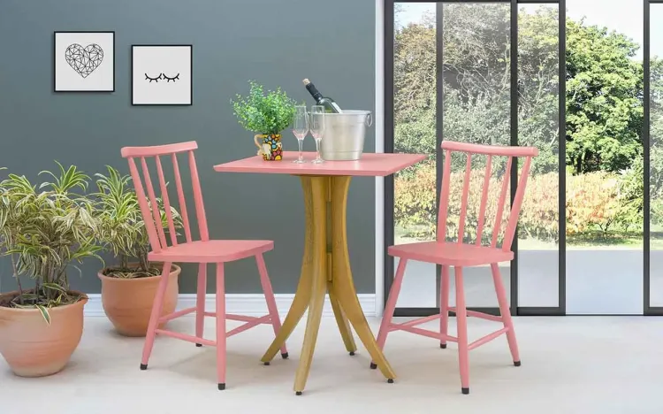 CONJUNTO MESA BISTRÔ QUADRADA COM 2 CADEIRAS JULIETTE VERNIZ AMÊNDOA E ROSA CORAL