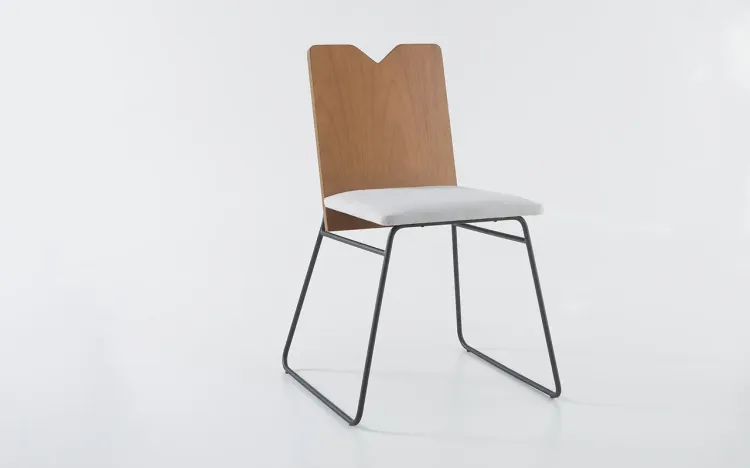 CADEIRA DE METAL PARA SALA DE JANTAR BEND 05 VERNIZ AMÊNDOA  E TEC. 915 ALGODÃO CINZA CLARO 51X51X81 CM