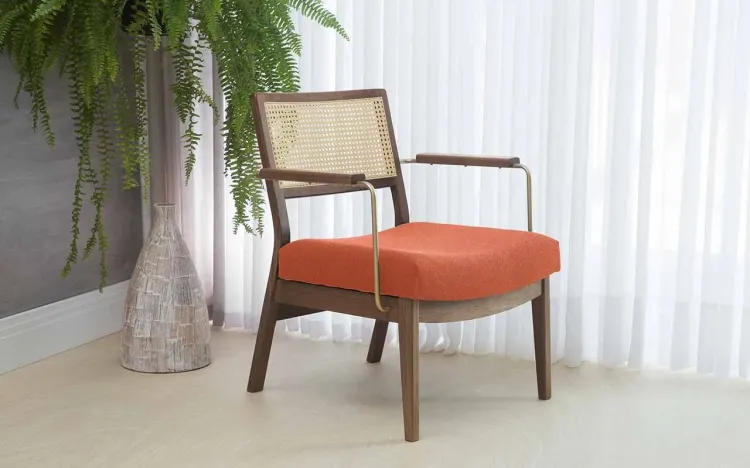 POLTRONA CONFORTÁVEL COM BRAÇOS DE METAL LAVANDA AÇO DOURADO VERNIZ CAPUCCINO TEC.918 SALMÃO 63,5X64X78 CM