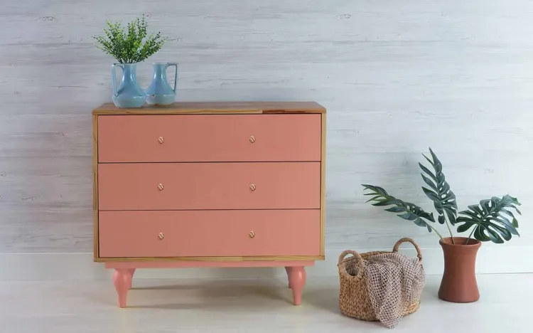 CÔMODA DE MADEIRA MACIÇA 3 GAVETAS RETRÔ SIDERAL PUXADOR BOLINHA NÓZES E ROSA CORAL 90X40X79,5CM