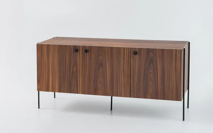 RACK DE TV COM PÉS DE METAL 3 PORTAS TRAY MDF PAU FERRO 122,5X41,5X56 CM