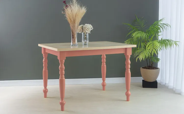 MESA PARA SALA DE JANTAR COM PÉS TORNEADOS CAMPESINA 110X80X75 CM TAMPO NATURAL PÉS LACA ROSA CORAL