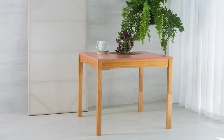 MESA DE JANTAR DE MADEIRA COM TAMPO MDF MACIÇO OLGA VERNIZ NÓZES E ROSA CORAL 80X80X75CM