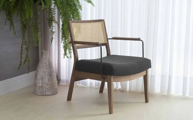 POLTRONA DE SALA COM BRAÇO DE METAL LAVANDA AÇO PRETO VERNIZ CAPUCCINO TEC.999 PRETO 63,5X64X78 CM