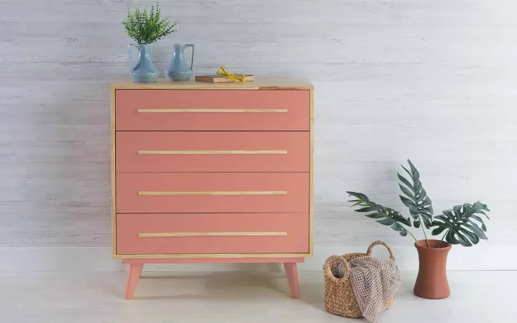 CÔMODA GRANDE 4 GAVETAS DE MADEIRA MACIÇA RETRÔ CELESTE NATURAL E ROSA CORAL 90X40X98CM