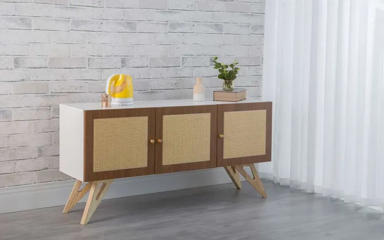 ARMÁRIO BUFFET PARA SALA COM PALHINHA 3 PORTAS FREDDIE BRANCO COM FREIJÓ E TAEDA 135x35x64,7 CM