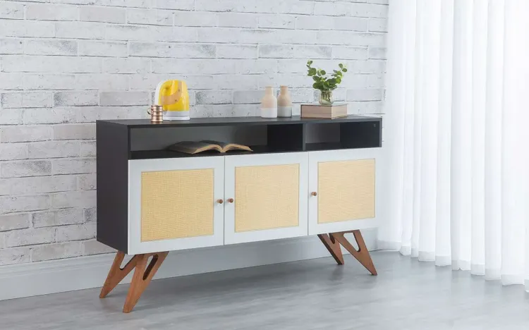 ARMÁRIO BUFFET 3 PORTAS COM RATTAN E NICHO FREDDIE PRETO COM BRANCO E JATOBÁ 135x35x79 CM