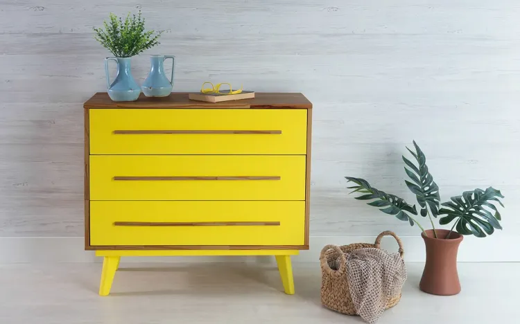 CÔMODA PEQUENA 3 GAVETAS DE MADEIRA MACIÇA RETRÔ CELESTE CAPUCCINO E AMARELO 90X40X79,5CM