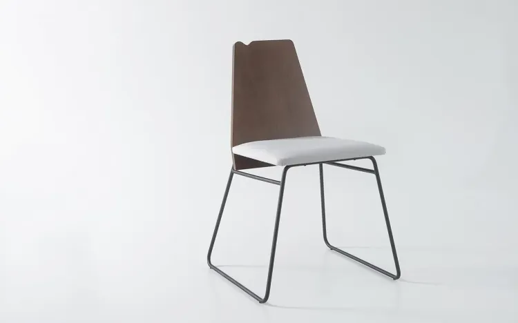 CADEIRA DE METAL ESTOFADA BEND 01 VERNIZ CAPUCCINO E TEC. 915 ALGODÃO CINZA CLARO 51X51X81 CM