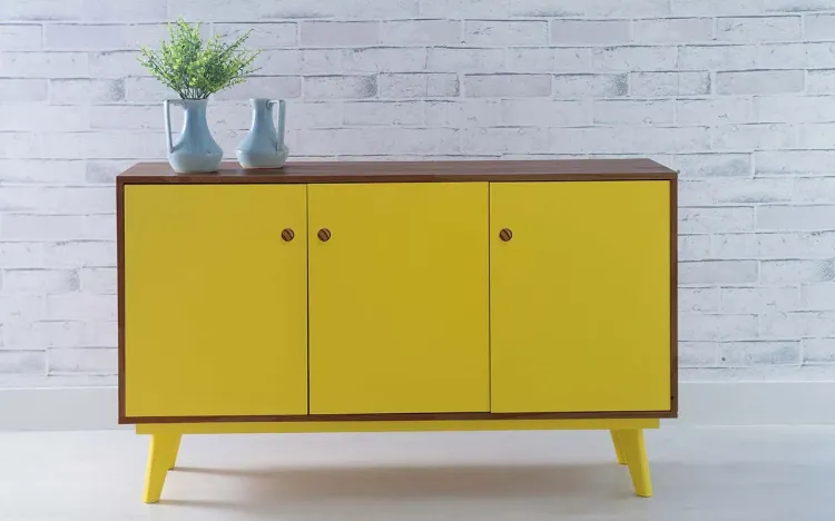 BALCÃO BUFFET COM PRATELEIRA E 3 PORTAS PUXADOR BOLINHA CELESTE - CAPUCCINO E AMARELO 133X40X79,5 CM