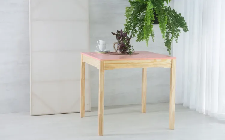 MESA PARA SALA DE JANTAR MACIÇA TAEDA COM TAMPO COLORIDO OLGA VERNIZ NATURAL E ROSA BEBÊ 80X80X75CM