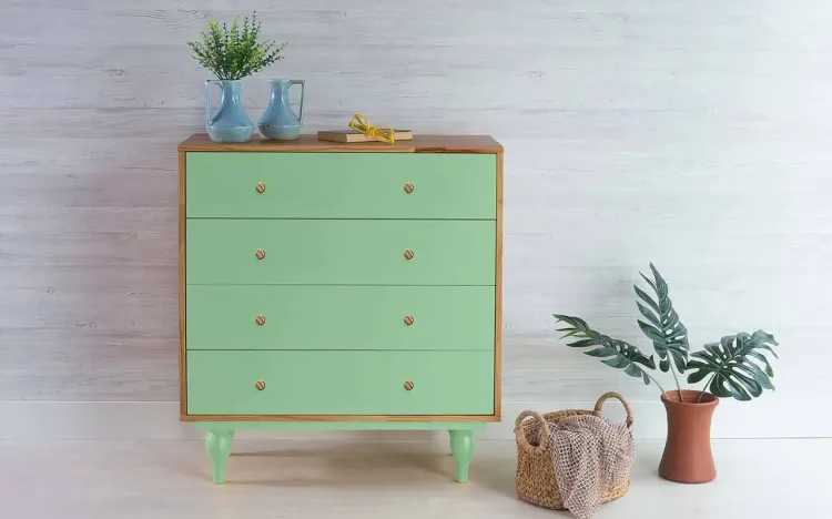 CÔMODA PARA QUARTO DE MADEIRA MACIÇA RETRÔ 4 GAVETAS SIDERAL PUXADOR BOLINHA NÓZES E VERDE SÁLVIA 90X40X98CM