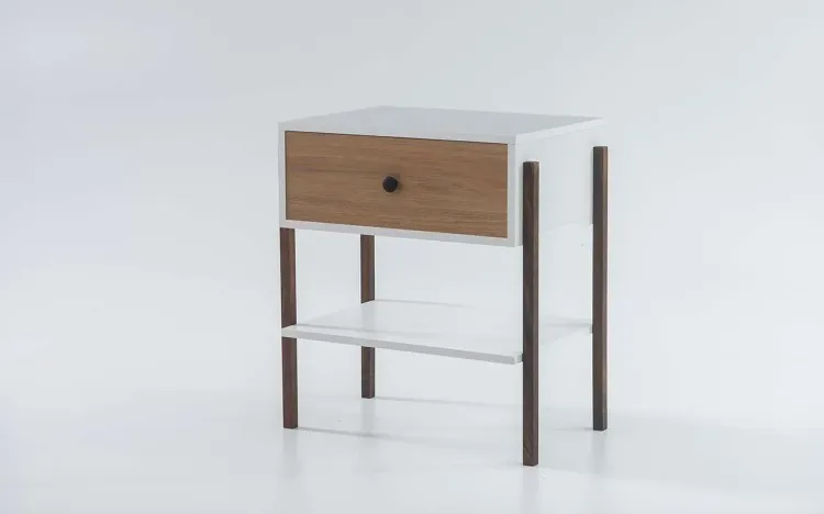MESINHA LATERAL PARA QUARTO NASH MDF BRANCO COM DUAL E PÉS IMBUIA 54X37X60 CM