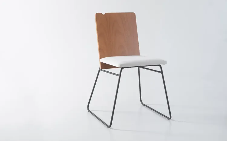 CADEIRA DE METAL COM ASSENTO ESTOFADO BEND 03 VERNIZ JATOBÁ E TEC. 003 OFFWHITE 51X51X81 CM