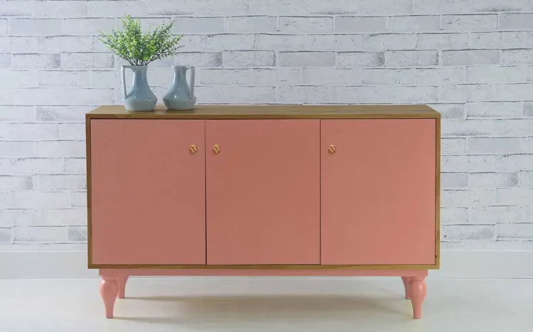 BUFFET PARA SALA 3 PORTAS DE MADEIRA MACIÇA PUXADOR BOLINHA SIDERAL NÓZES E ROSA CORAL 133X40X79,5 CM