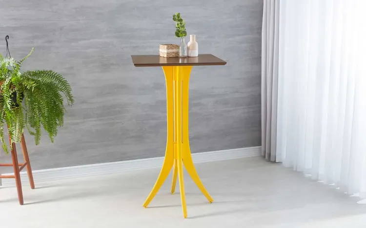 MESA GOURMET ALTA QUADRADA DE MADEIRA MACIÇA JULIETTE 60x60X107CM CAPUCCINO E AMARELO