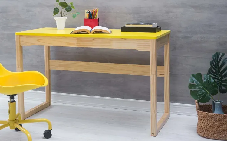 MESA DE ESTUDO OLGA ACABAMENTO VERNIZ NATURAL E TAMPO AMARELO 121X51,3X75 CM 